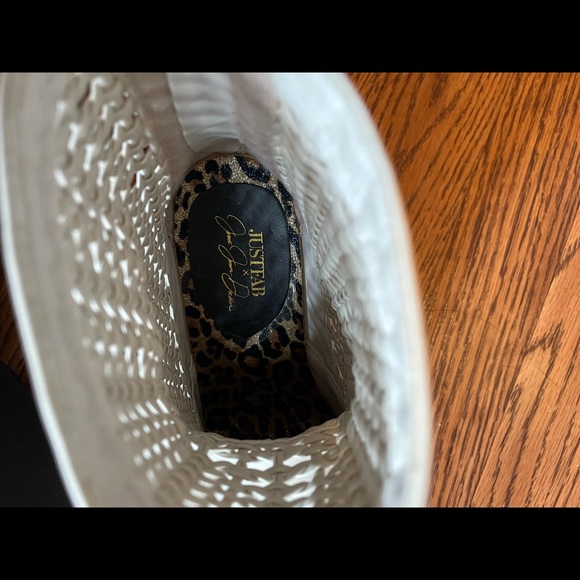 White quilted patterned booties - Picture 2 of 2